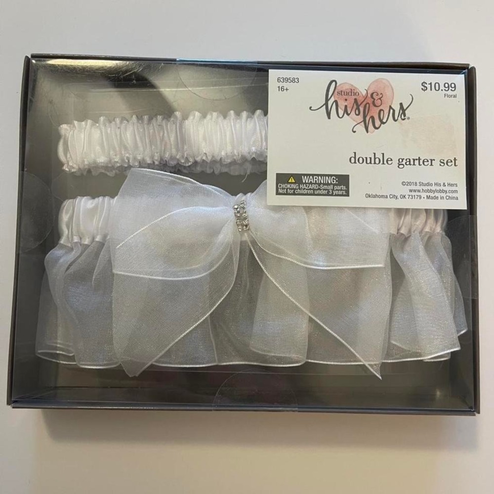 White double garter set with rhinestone bow